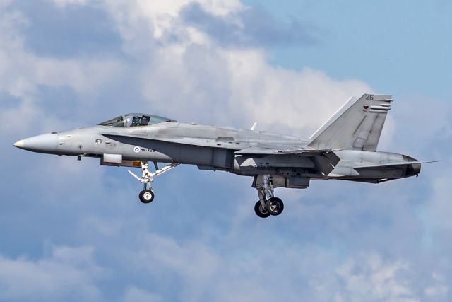 Ilmavoimat McDonnell Douglas F-18C Hornet HN-425