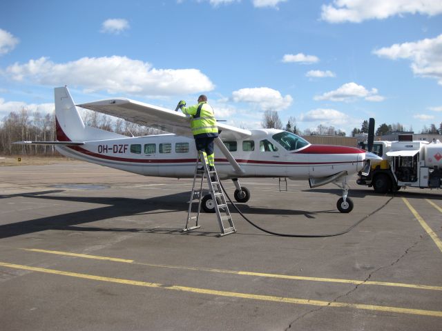 Cessna C208B Grand Caravan OH-DZF EFHF 2011-04-18