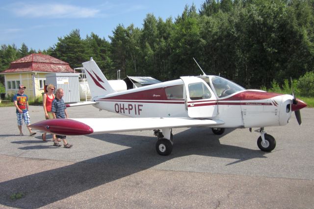 Piper PA-28-140 Cherokee OH-PIF EFHN 2011-07-03