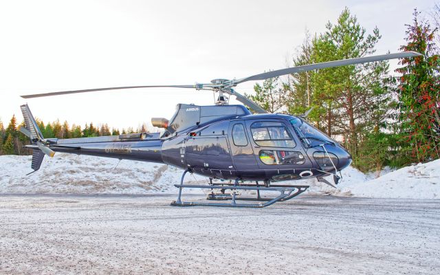 Ilmailua ruokakaupan parkkipaikalla - Heliwest:in Airbus Helicopters H125 OH-HEA ABC Kiitokaaren takapihalla 16.12.2021