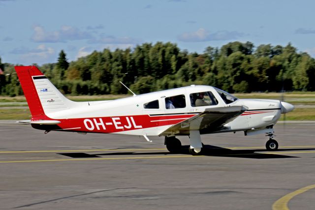 Piper PA-28R-201 Cherokee Arrow III  OH-EJL