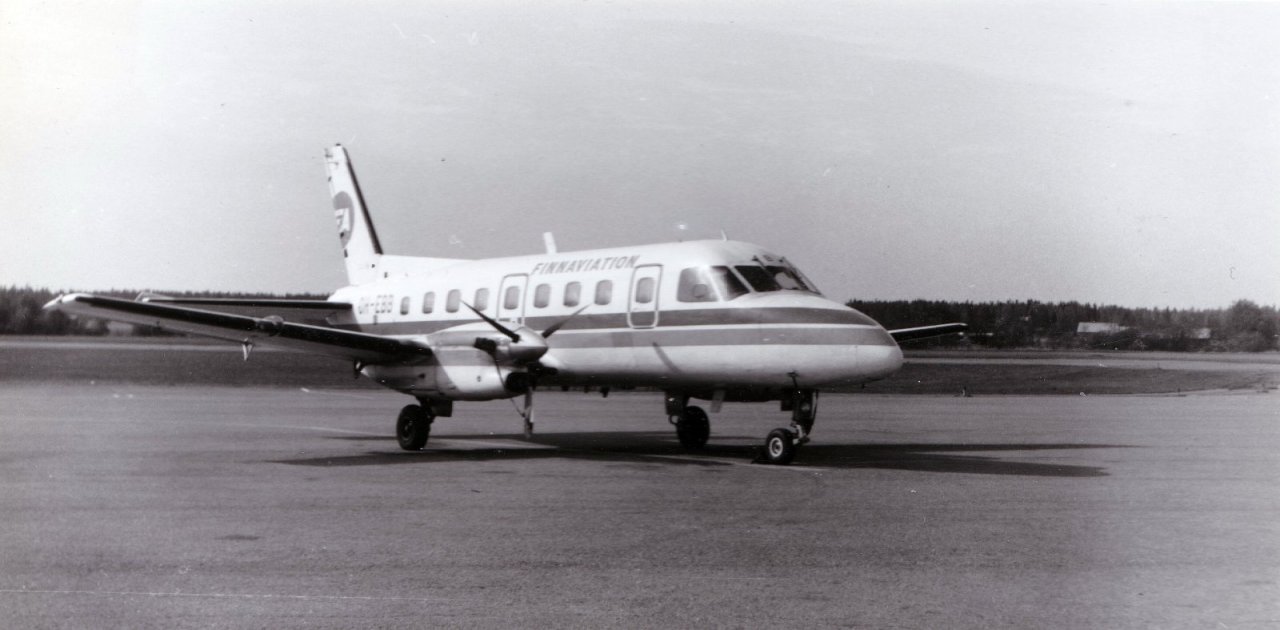 Embraer_EMB-110_Bandeirante_OH-EBB_Vaasassa_1980-89.jpg