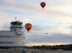 4 hot air balloons approaching Malmi Airport / OH-RBB / Raffica