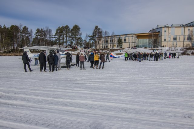 Kuhinaa riitti koneiden ympärillä.