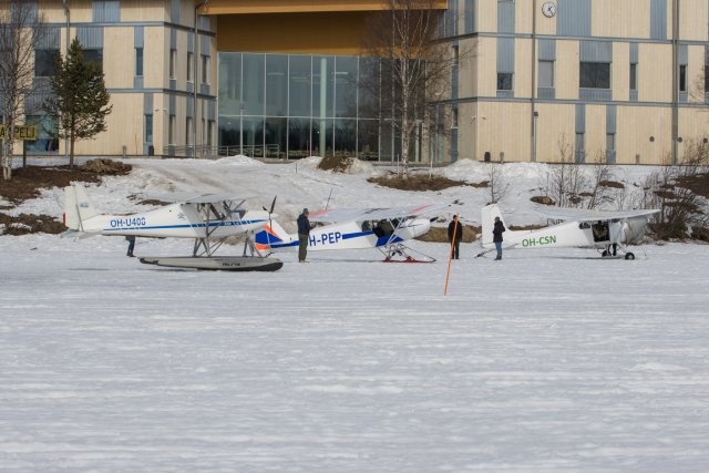 Ivalon uuden koulukeskuksen rannassa.