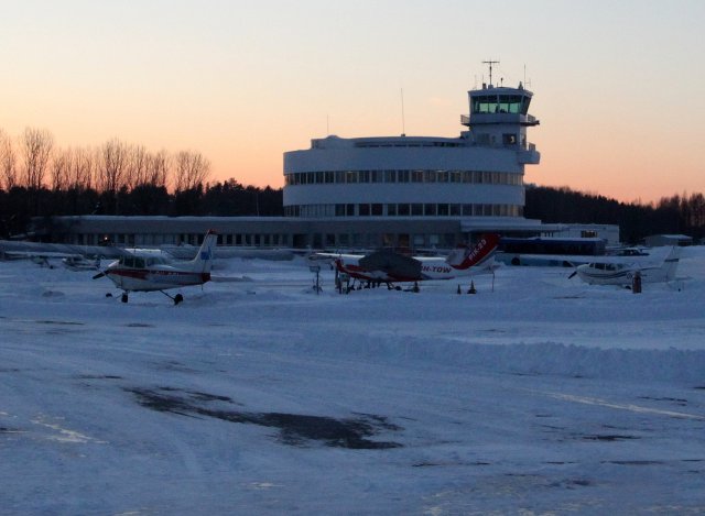 Malmi Airport in mid-December / OH-CTL, OH-TOW, OH-CWB