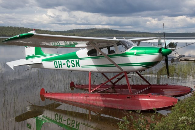 Cessna 180 Skywagon OH-CSN Alajärven rannassa 15.7.