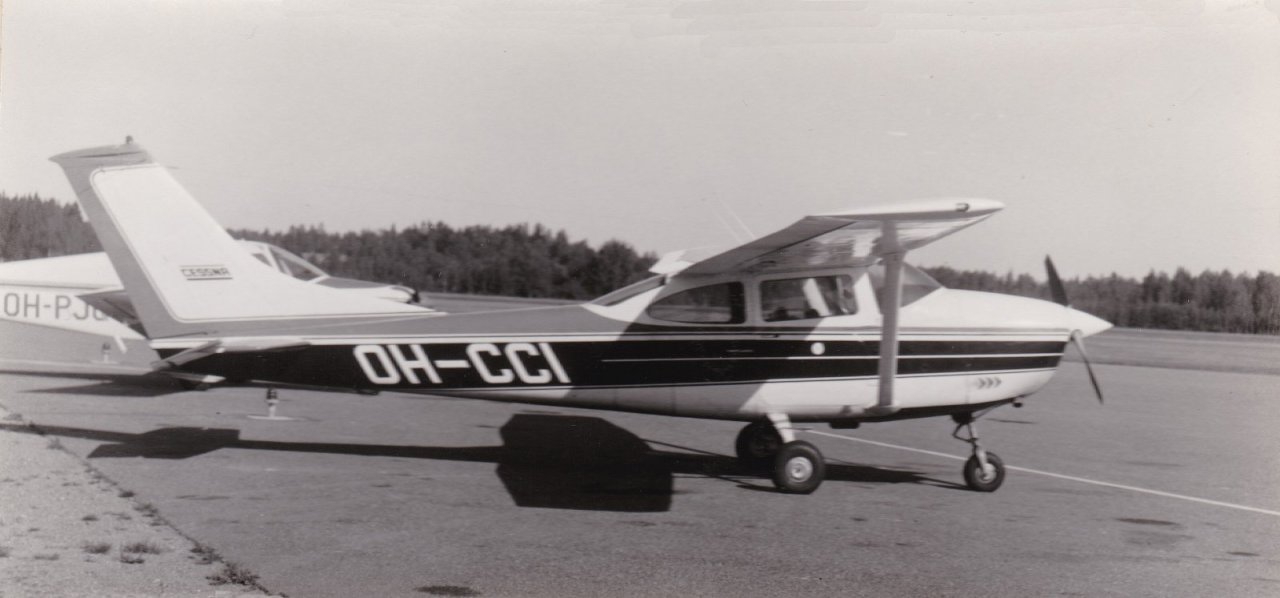 Cessna_182L_Skylane_OH-CCI_Vaasassa_1970-71.jpg