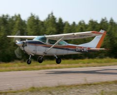 OH-CWE Cessna 182H Skylane / Vaasan Laskuvarjokerho / Alavudella 4.7. 2010