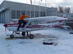 OH-KLS Cessna 152 II / BF-Lento / Pre-flight fuel check