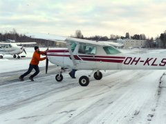 OH-KLS Cessna 152 II / BF-Lento / Pushback into parking spot